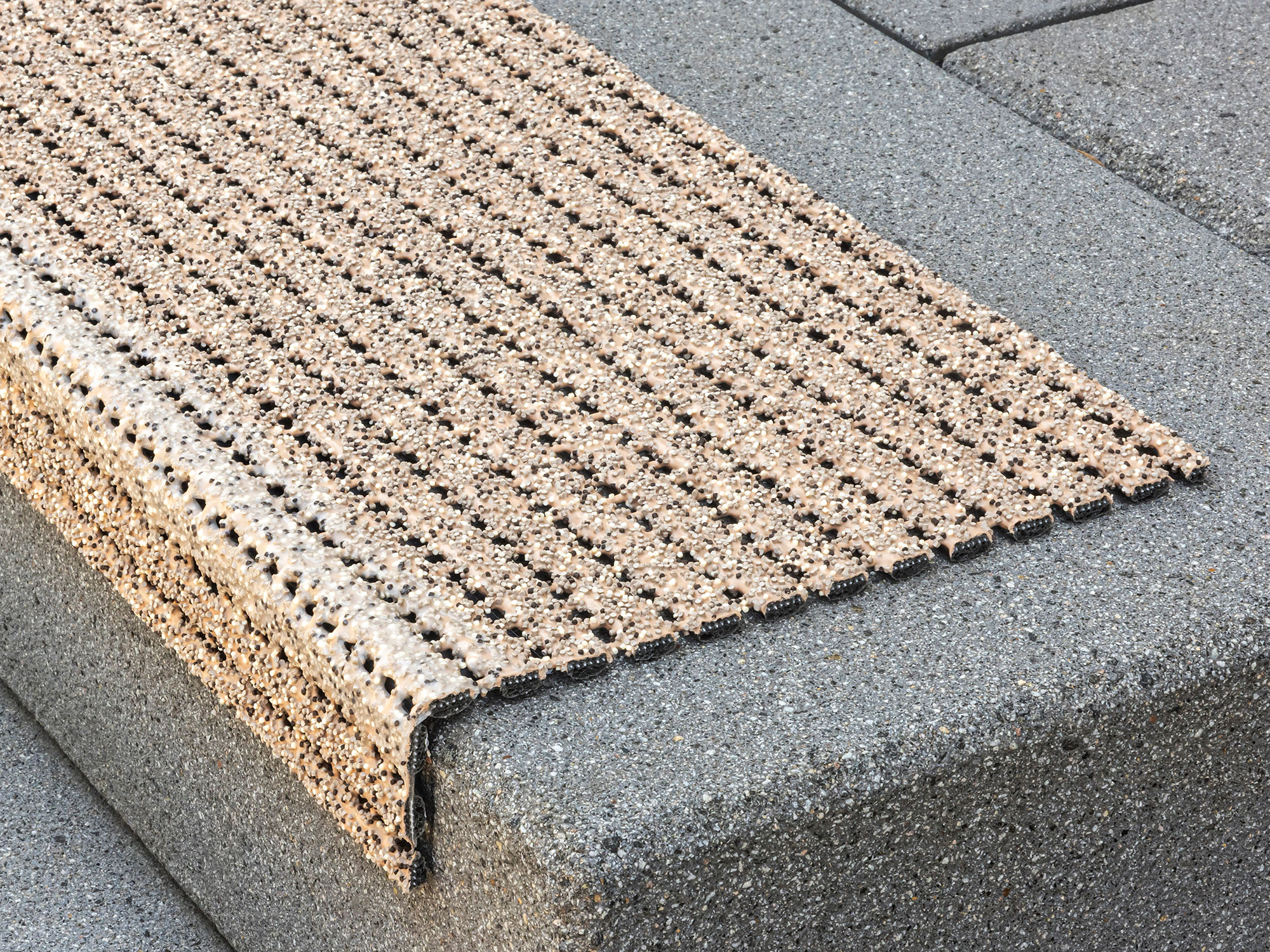 stufenmatte-aussen-zentaurus-beige-1