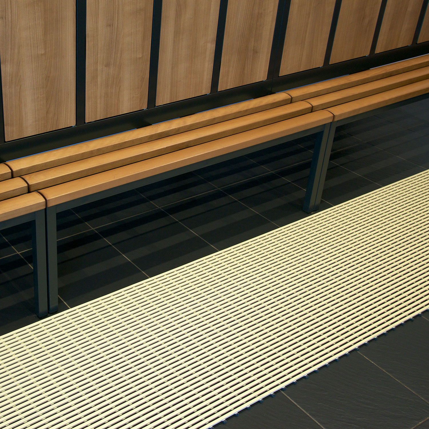 nassraumrost-beige-umkleide